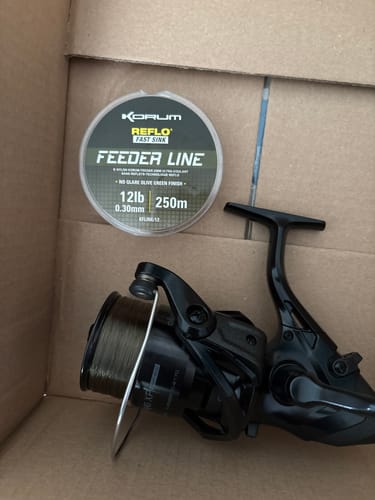 Klant toont de Korum Feeder Line vislijn opgespoeld op een molen, met de verpakking ernaast.