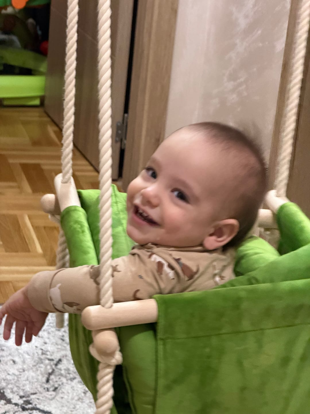 Customer photo review of Luxury Olive Green Ljuljaška - Ručno radjena ljuljaška za bebe