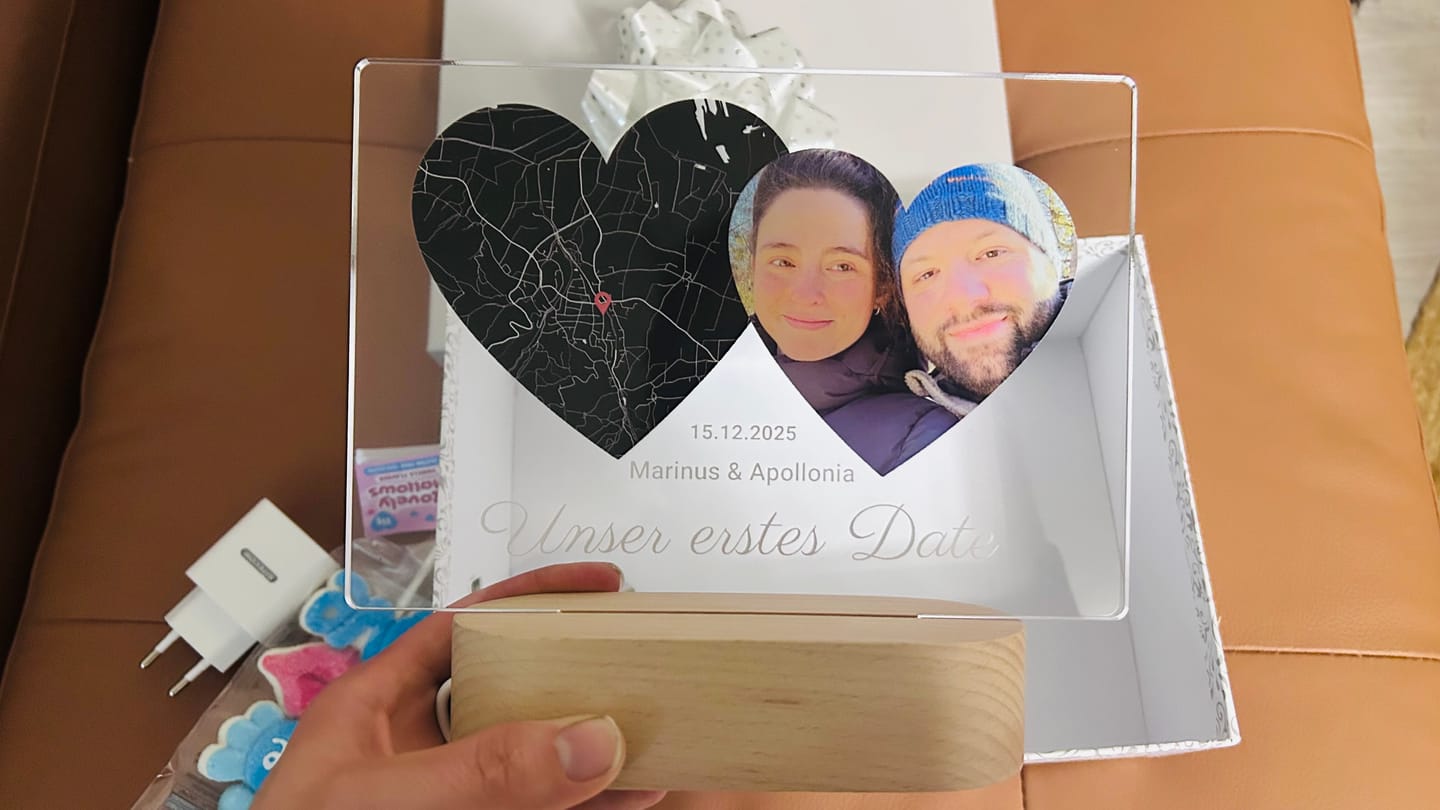Customer photo review of Unser erstes Date - Personalisiertes Nachtlicht mit LED-Holzfuß (20x16)