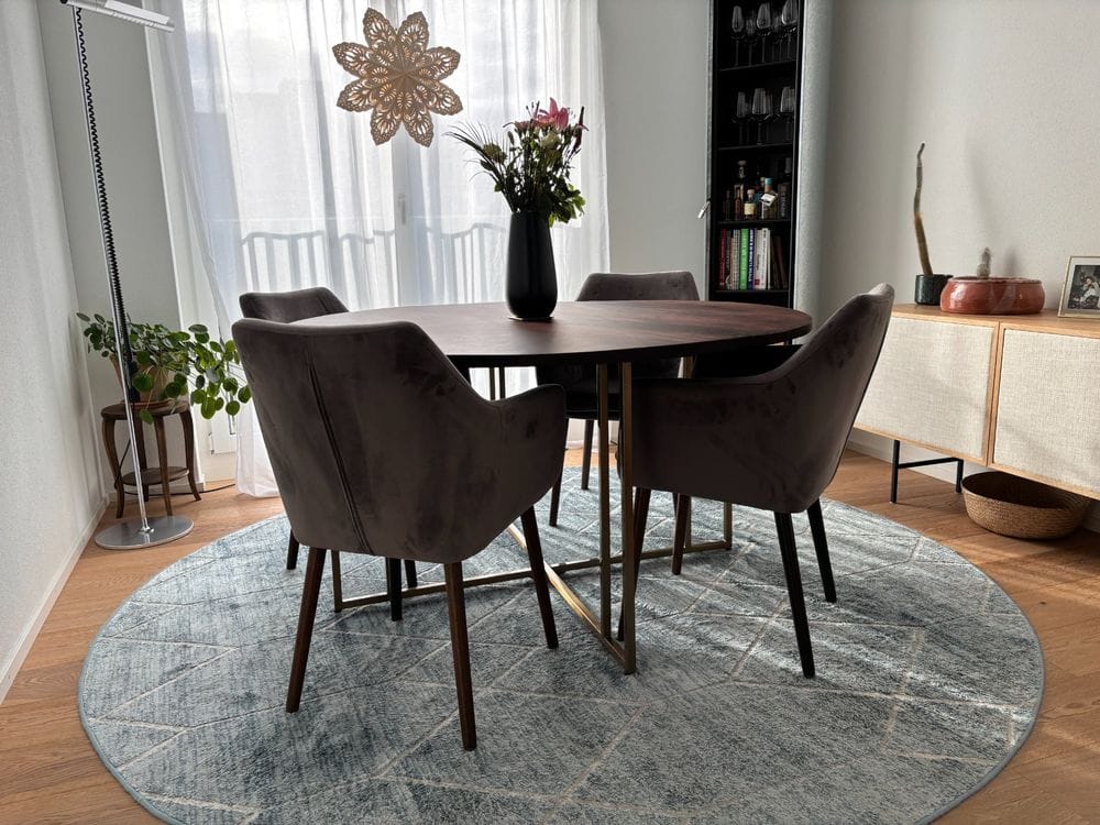 Customer photo review of Elit Yuvarlak Ahşap Yemek Masası Ceviz