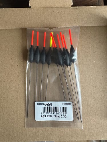 Klant toont de AS9 Pole Float dobbers in de originele doorzichtige verpakking.