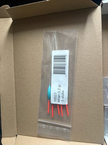 Klant toont de verpakking met 5 stuks Milan dobbers in een kartonnen doos.