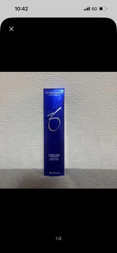 お客様からの写真。白い台の上に置かれたZO SKIN HEALTH製品の青い箱。