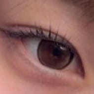 レビューアーの目のクローズアップ写真。First Love Kristin - ブラウンを着用し、自然な瞳を演出しています。