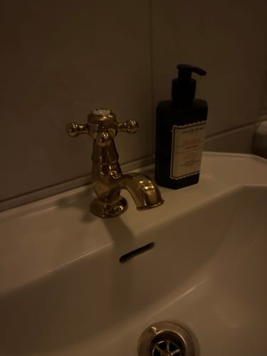 Recensent toont de Istanbul handzeep op een wastafel in een sfeervol verlicht toilet.
