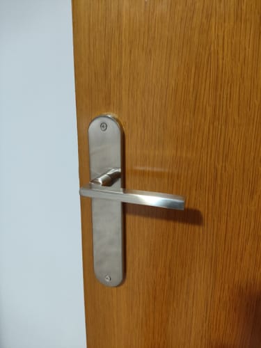 Customer photo review of Clásica manilla modelo '530' de aluminio con placa oval en acabado níquel satinado para puertas