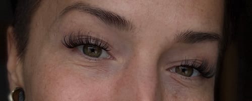 Nahaufnahme der Augen einer Kundin, die die Lovers Lane Wimpern für einen offenen, unordentlichen Look trägt.