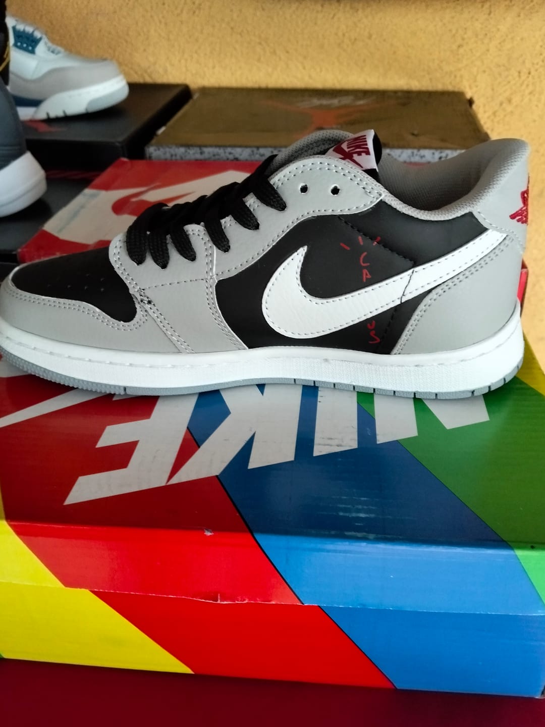 Customer photo review of Tenis Travis Low Concreto Negro