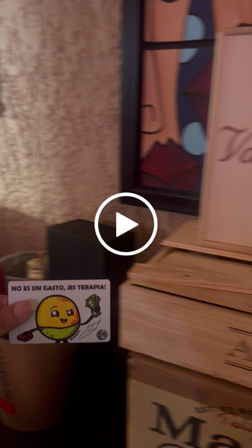 Customer video review of No es un Gasto, es Terapia - Sticker para Tarjeta de Crédito