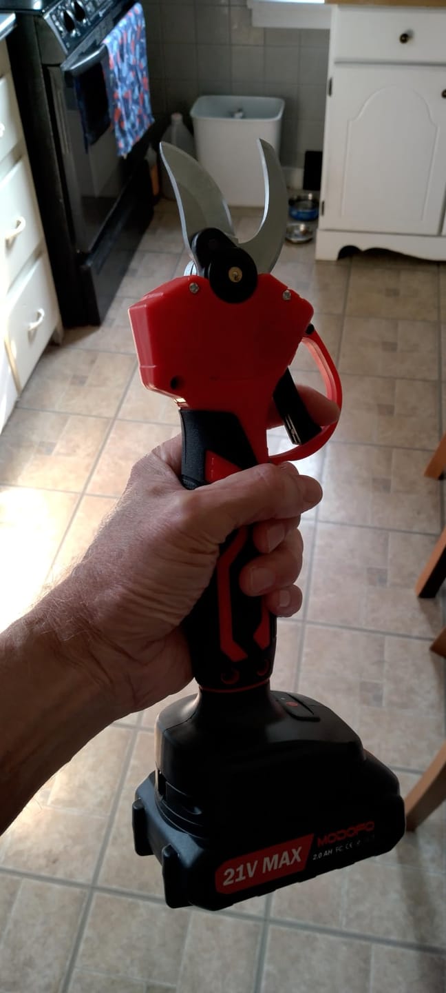 Customer photo review of Elektrische Akku-Astschere – 30mm Schnittstärke (2 Akkus)