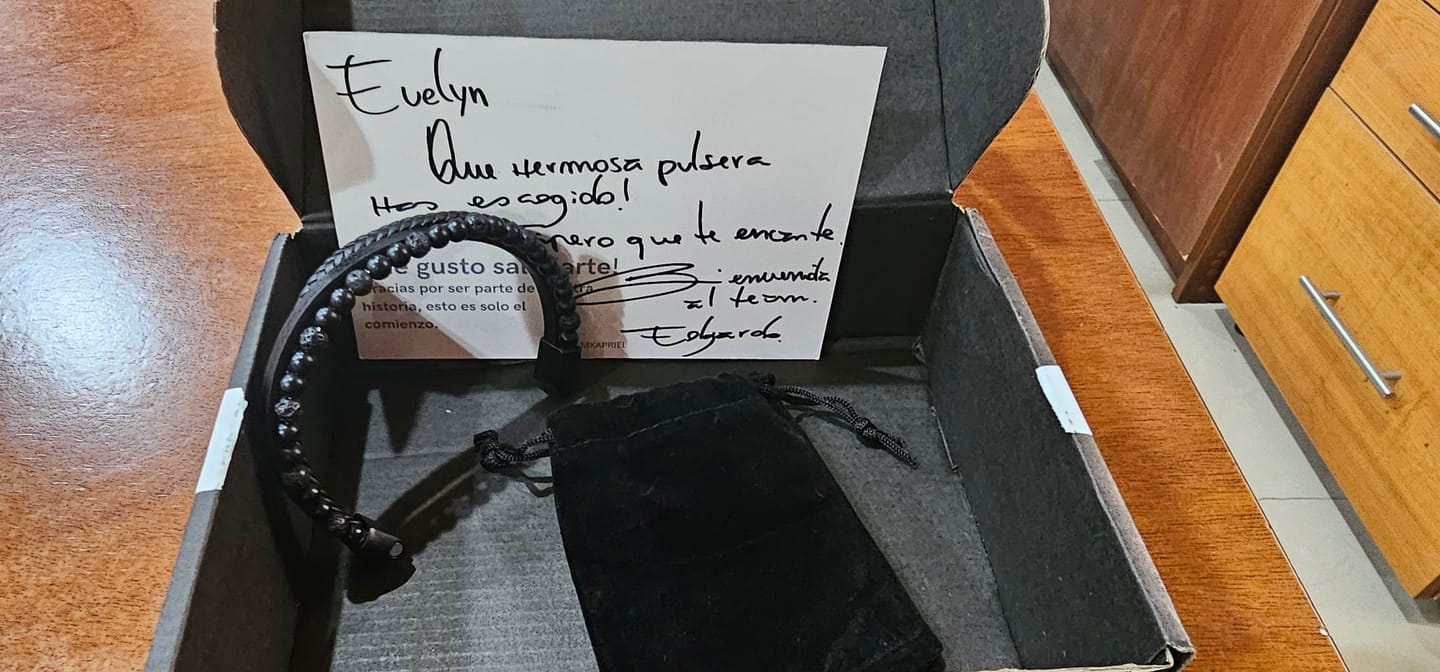 Customer photo review of Pulsera LeatherCraft Black - Private Collection