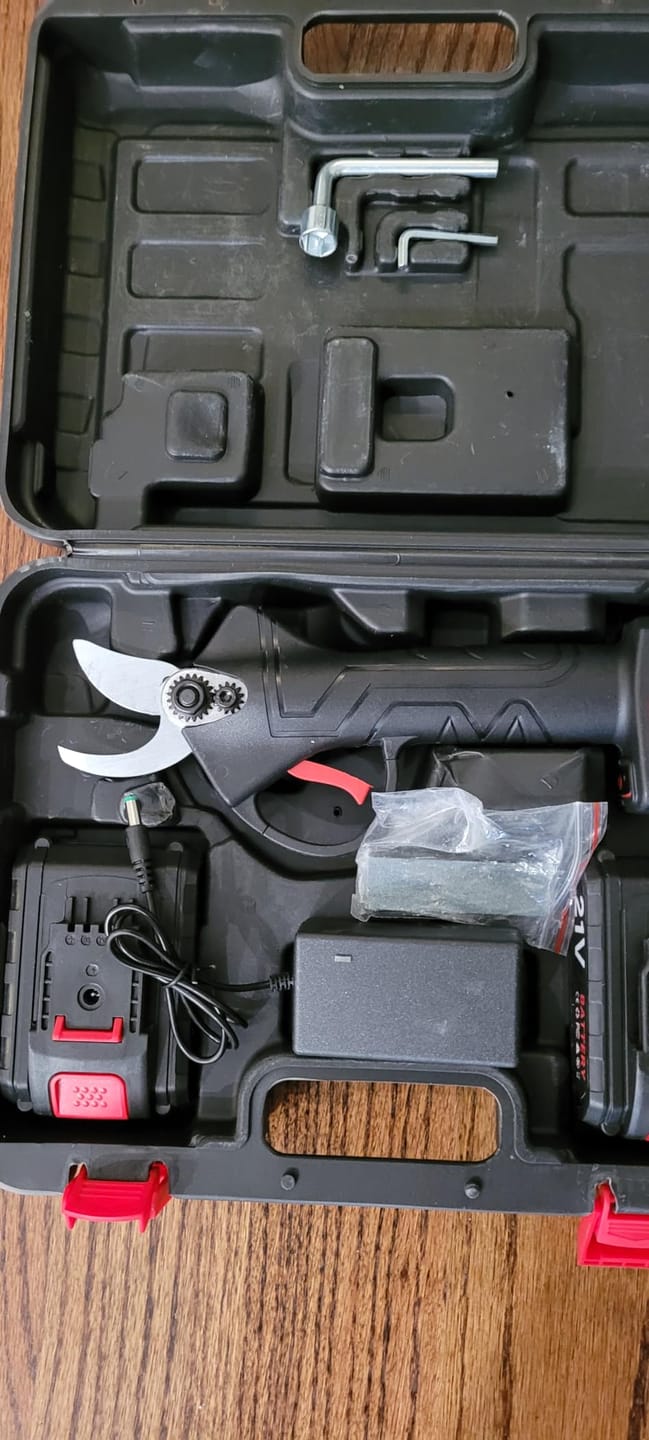 Customer photo review of Elektrische Akku-Astschere – 30mm Schnittstärke (2 Akkus)