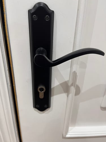 Customer photo review of Manilla modelo '1101' de aluminio con placa en acabado forja negro para puertas