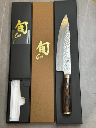 顧客的旬 Premier系列主廚刀在原裝包裝盒中展示，可見其槌目紋刀身和胡桃木手柄。