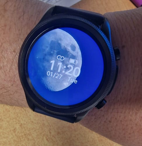 Vásárló csuklóján a Meditime okosóra, melynek világos, jól látható kijelzőjén egy hold látható.