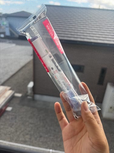 レビューアーが、透明なパッケージに入ったGLP-1ダイエット マンジャロを手に持っている様子。