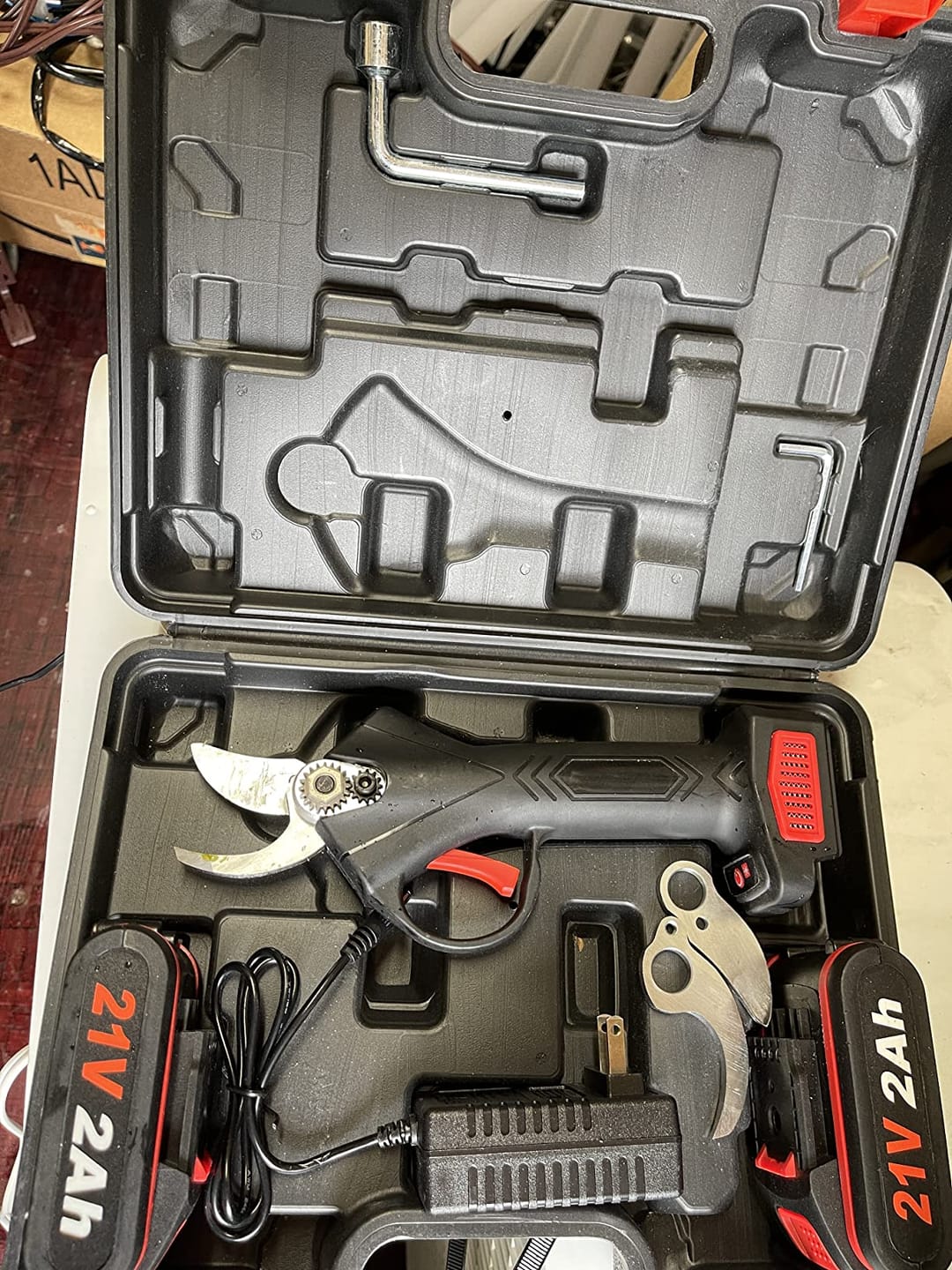 Customer photo review of Elektrische Akku-Astschere – 30mm Schnittstärke (2 Akkus)