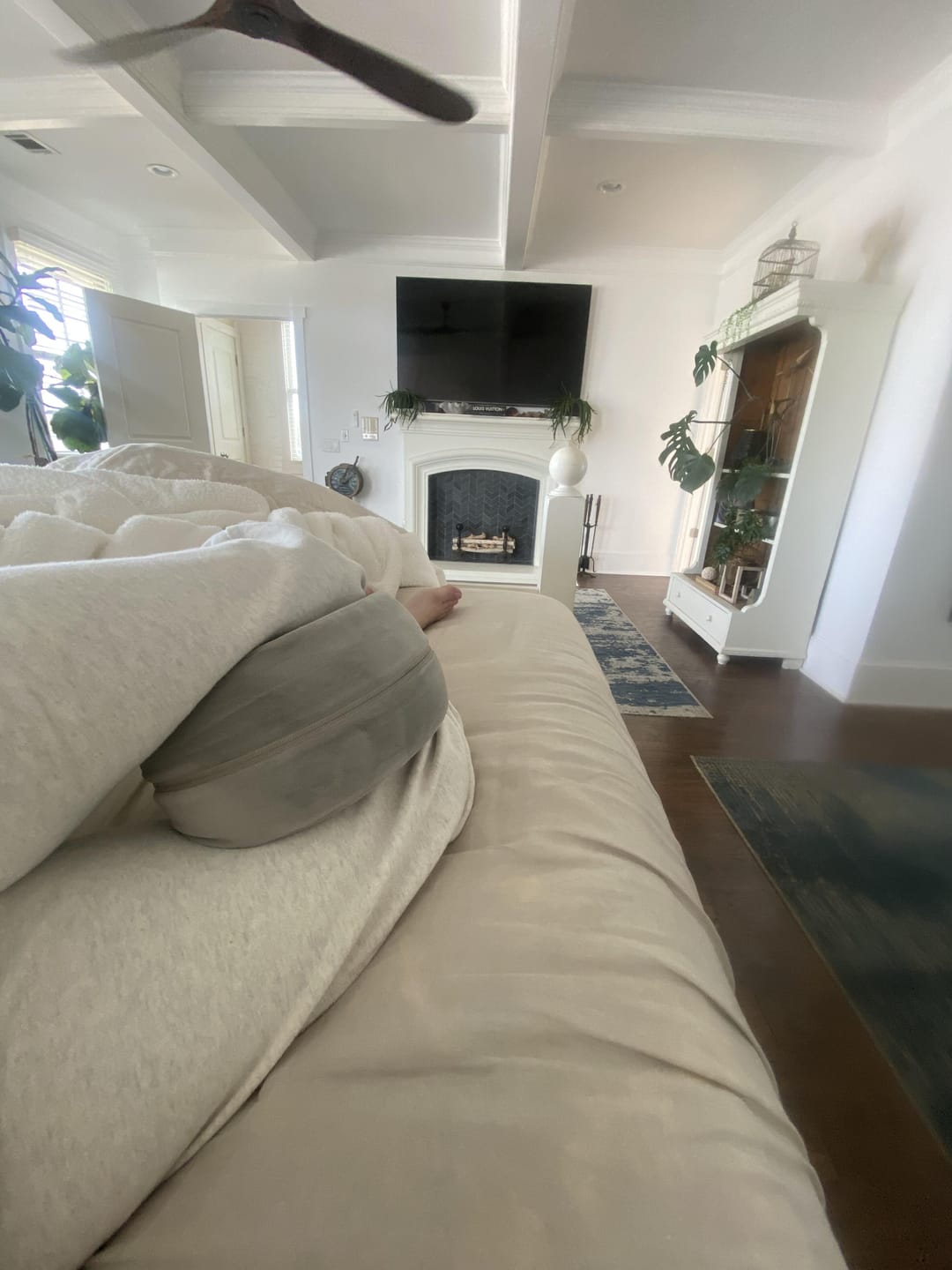 Customer photo review of knēNest® AI-Optimized Knee Pillow for Side Sleepers, Sounder Sleep, Alleviate Back Pain, Hip & Knee Support