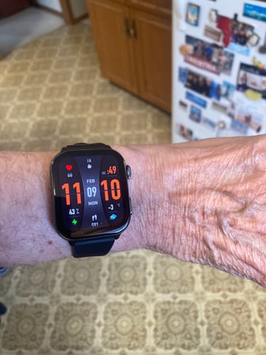 Customer wearing the Health smartwatch 3, with the digital clock face displaying time and health metrics.