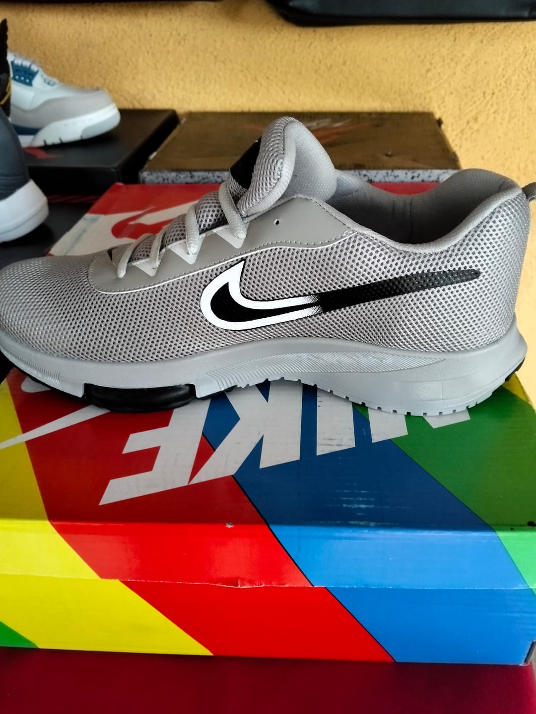 Customer photo review of Tenis 025 Plata Blanco Negro