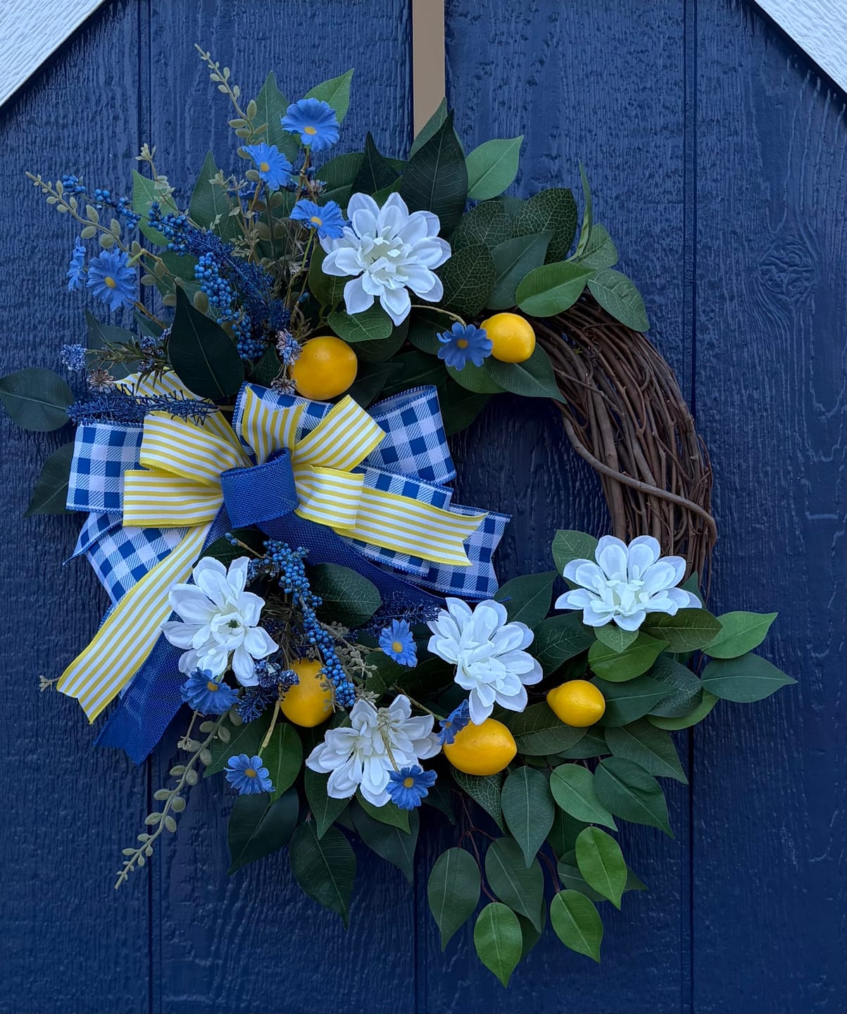 Customer photo review of 14" Round Grapevine Wreath - DECOE-034