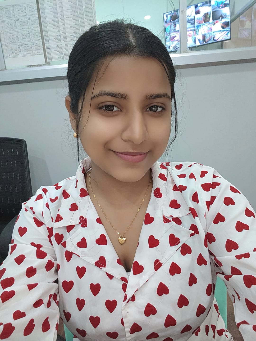 Customer photo review of Everlove Heart Pendant Necklace