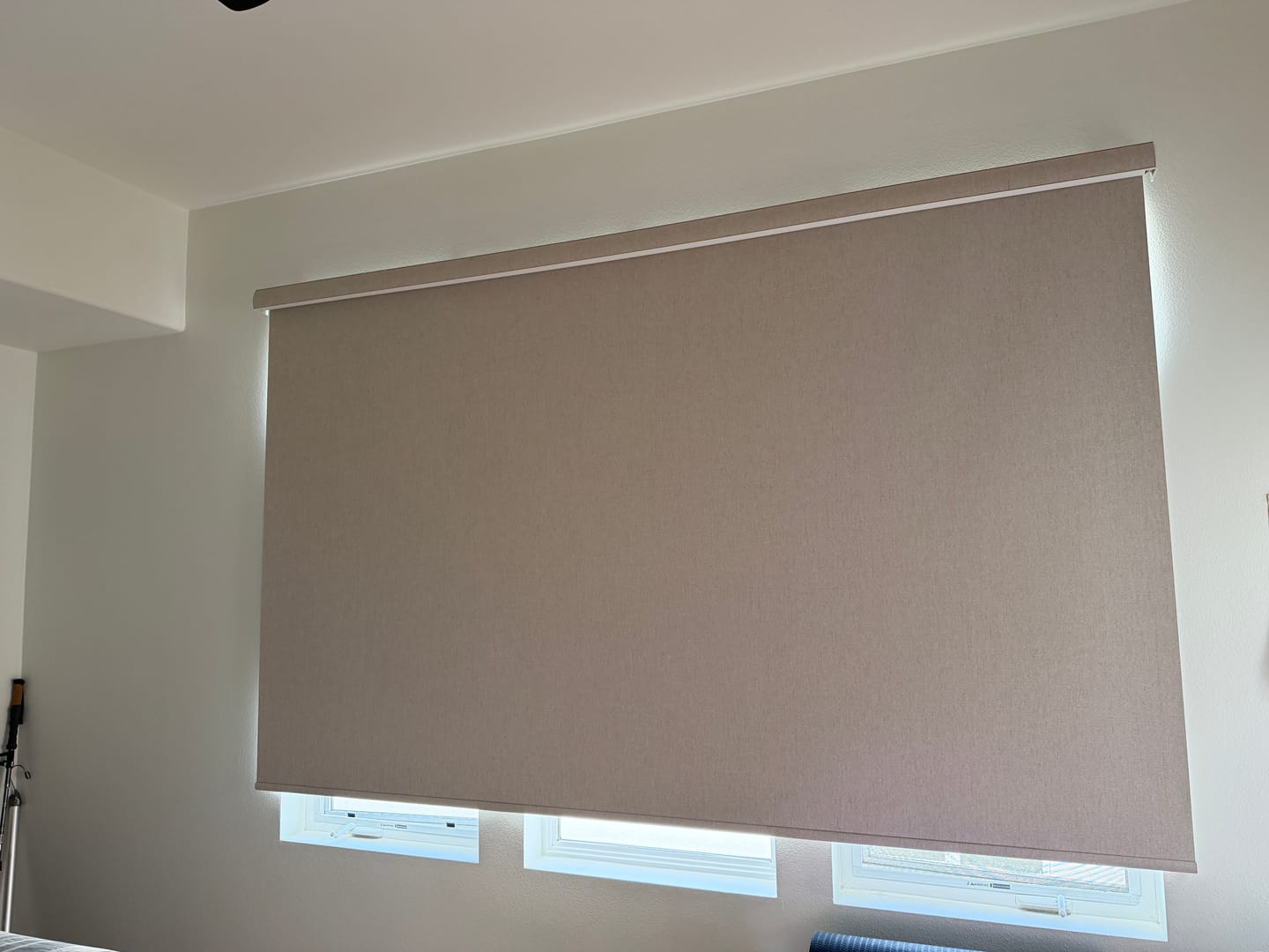 Customer photo review of SmartWings Motorized Roller Shades 100% Blackout Linen