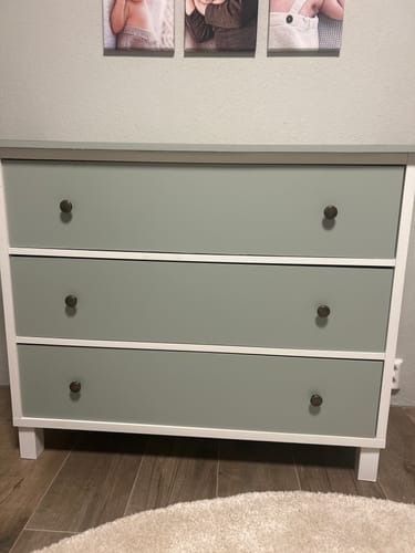 Kundens hvite kommode med skuffer dekket i Uni matt salviegrønn kontaktplast.