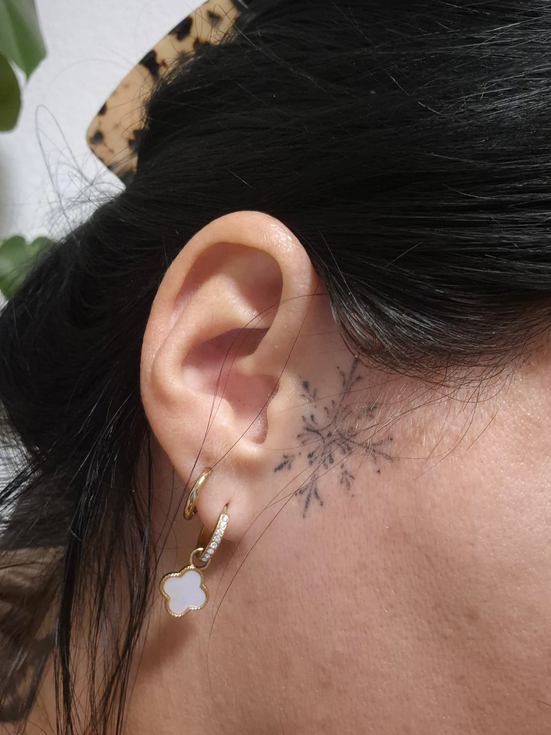 Customer photo review of Perlmutt Paradise Huggie Ohrringe 14K Vergoldet