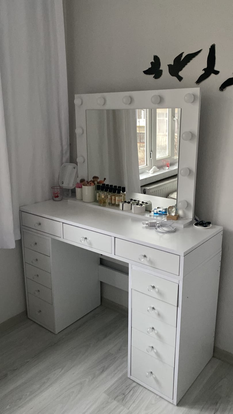 Customer photo review of Rani BJ119 Hollywood Işıklı Aynalı Kulis Makyaj Masası 13 Çekmeceli Takı Düzenleyici Beyaz