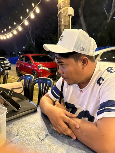 Customer photo review of 9FORTY A-Frame Golf Trucker Metal Plate White Snapback