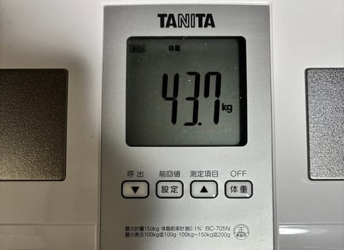 リベルサスを飲んだレビュアーの体重計のクローズアップ。43.7kgと表示されている。
