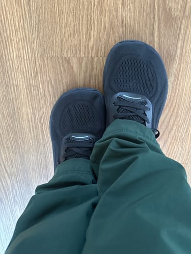 Customer's overhead view of their black MUUV Flow shoes, showing the wide toe box.