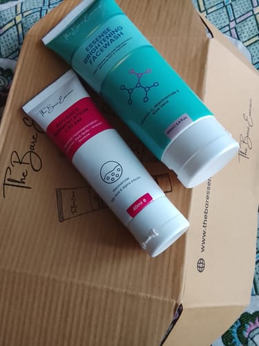 Customer's Eco Pigmentation Bundle, showing the teal facewash and white pigmentation cream tubes inside the box.