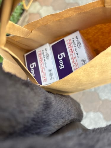 レビュー投稿者が、紙袋に入った「マンジャロ5mg」の箱2つを見せています。