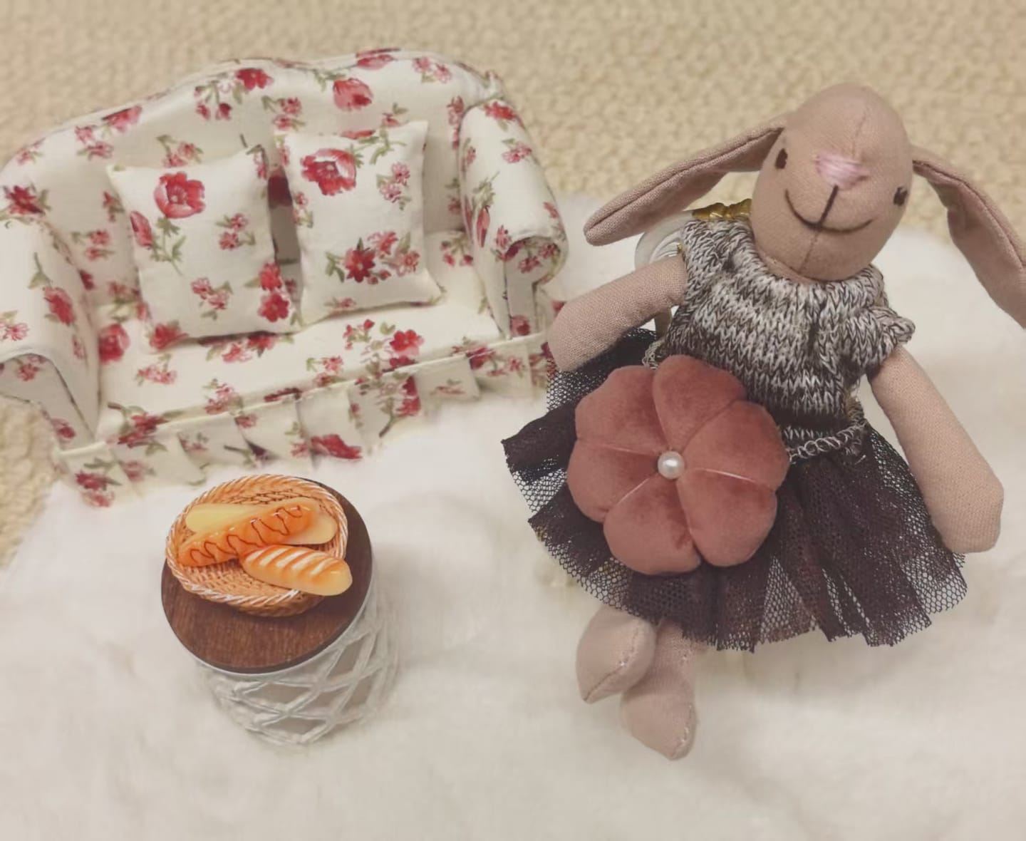 Customer photo review of Vintage Floral 2-Seater Sofa with Pink Floral Pillow – 1:12 Scale Dollhouse Furniture