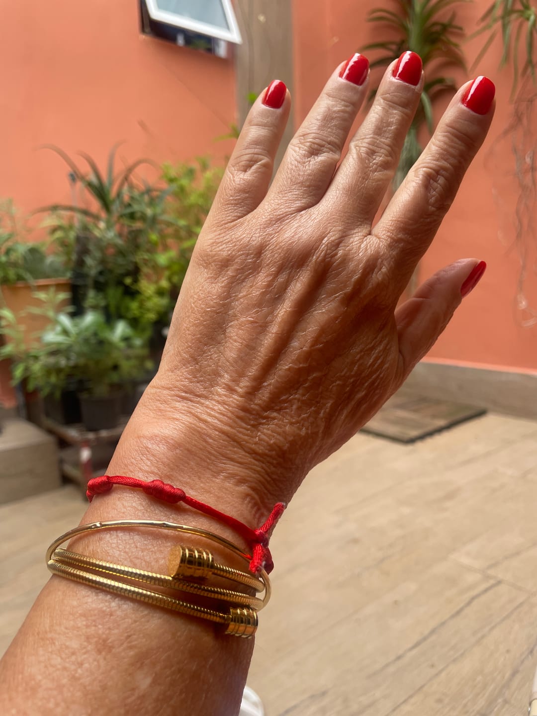 Customer photo review of Bracelete Espiral Tríplice Banhada em Ouro 18K