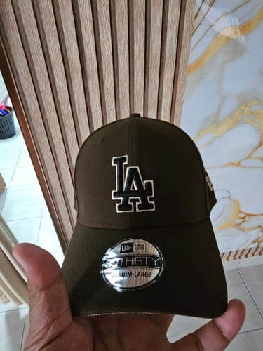 Customer photo review of 39THIRTY Los Angeles Dodgers Walnut Black Stone Fitted