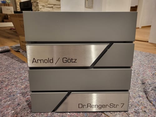 Customer photo review of AlbersDesign Briefkasten B1 in Graualuminium (RAL9007) personalisiert mit Edelstahl-Schildern