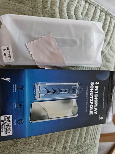 Kunde zeigt die Verpackung und den Inhalt der 3-in-1-Sichtschutzfolie für Samsung.