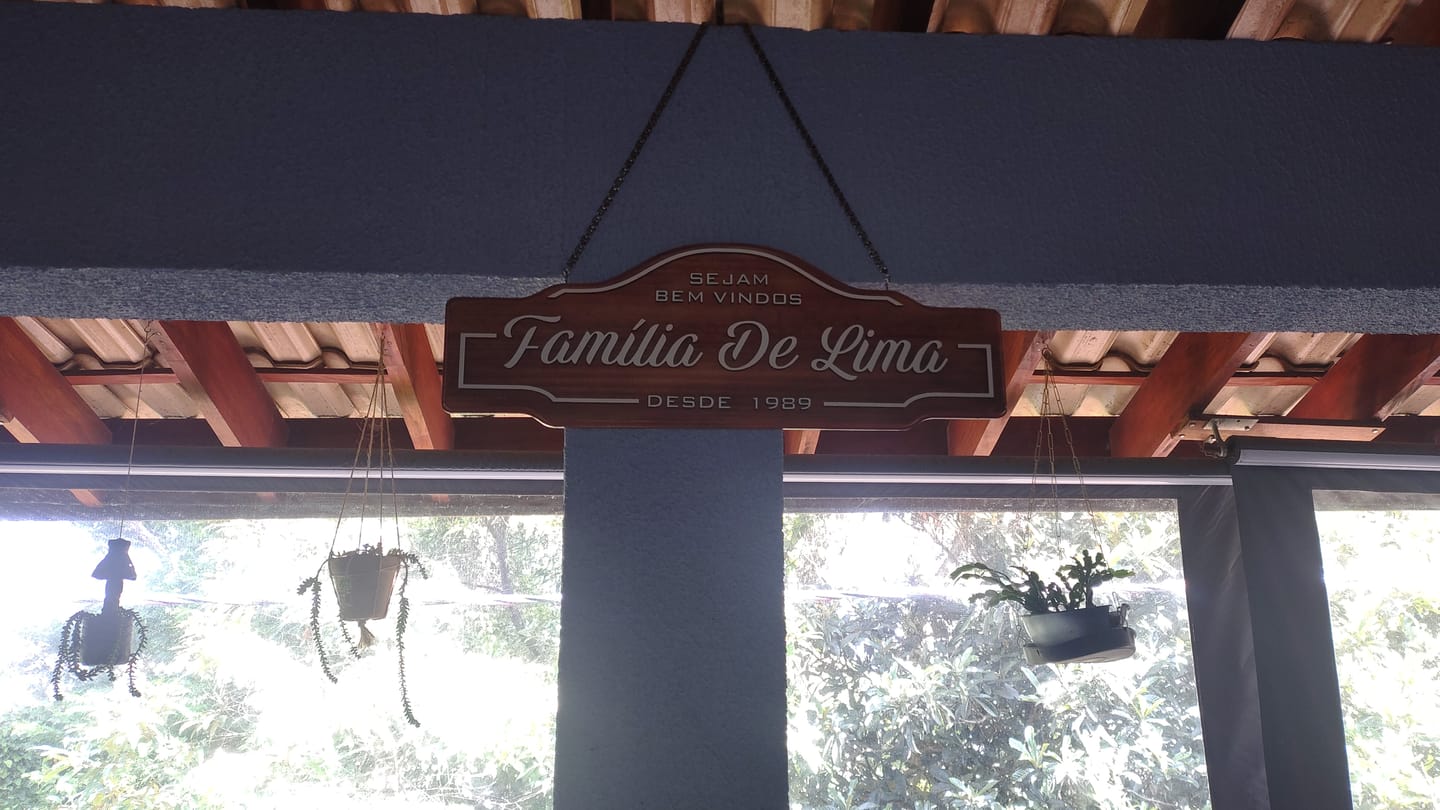 Customer photo review of Placa Sobrenome da Família
