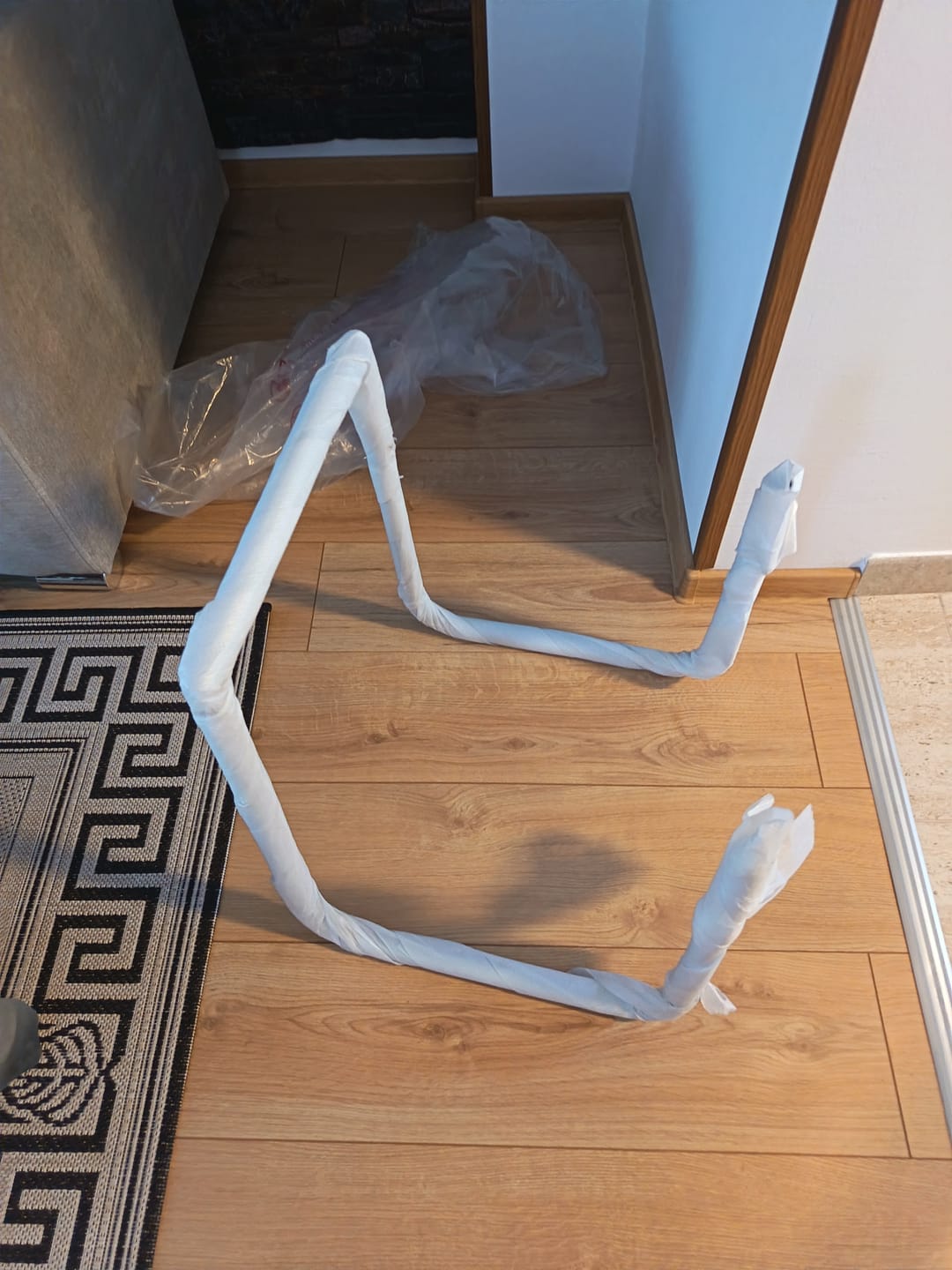 Customer photo review of Scaun tapitat K224, alb/crom, piele ecologica/metal, 44X54X100 CM