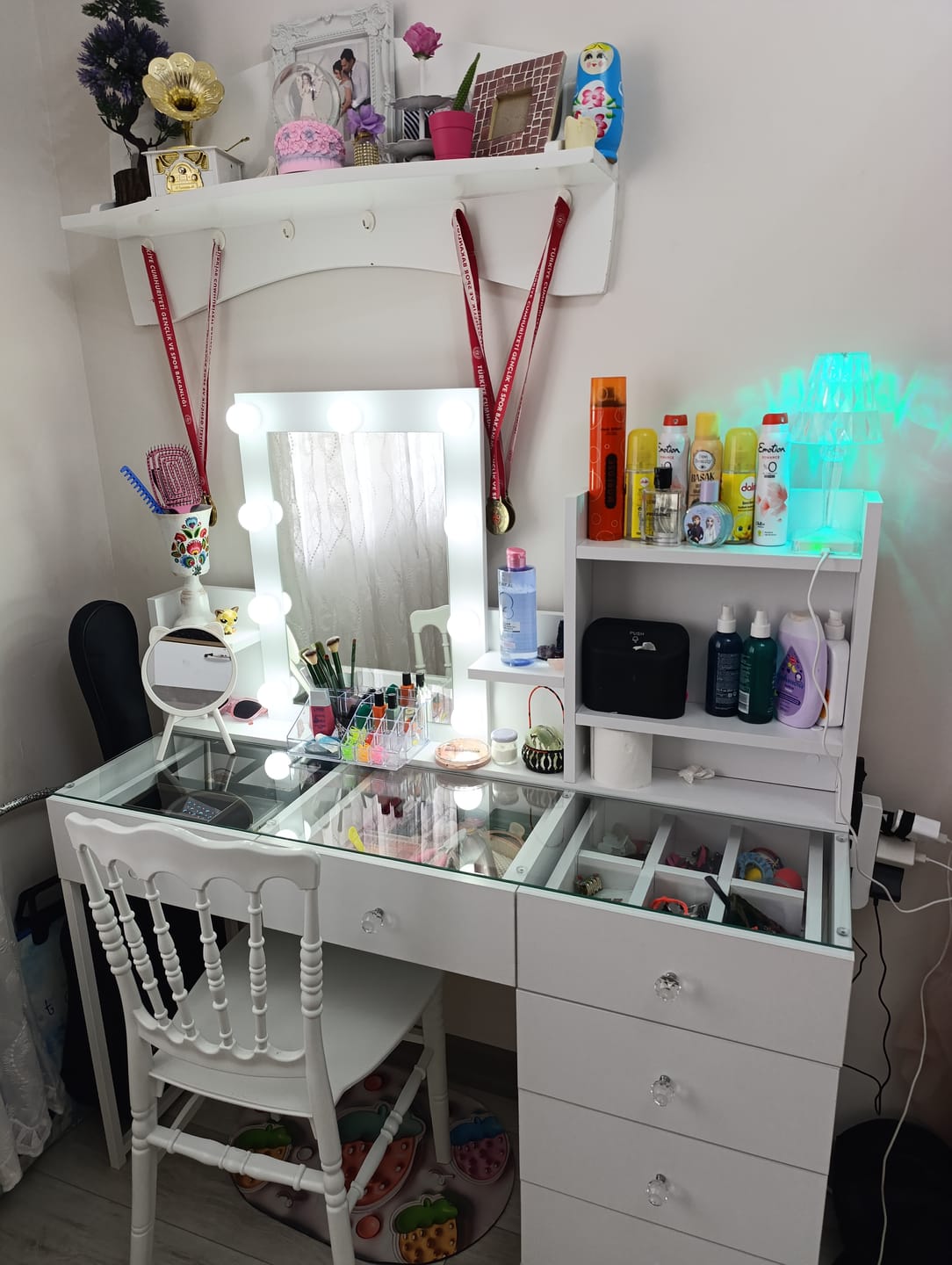 Customer photo review of Rani BJ141 Hollywood Işıklı Aynalı Kulis Makyaj Masası Cam Tablalı 6 Çekmeceli Takı Düzenleyici Beyaz