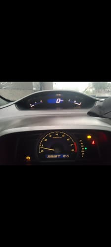 El cliente muestra el cluster tacómetro para Honda Civic instalado y funcionando en el tablero.