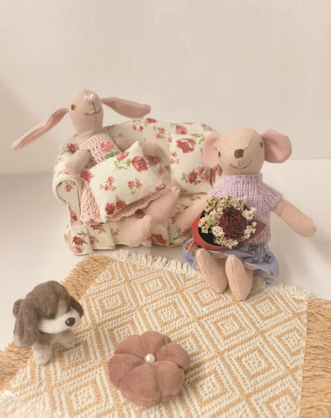 Customer photo review of Vintage Floral 2-Seater Sofa with Pink Floral Pillow – 1:12 Scale Dollhouse Furniture