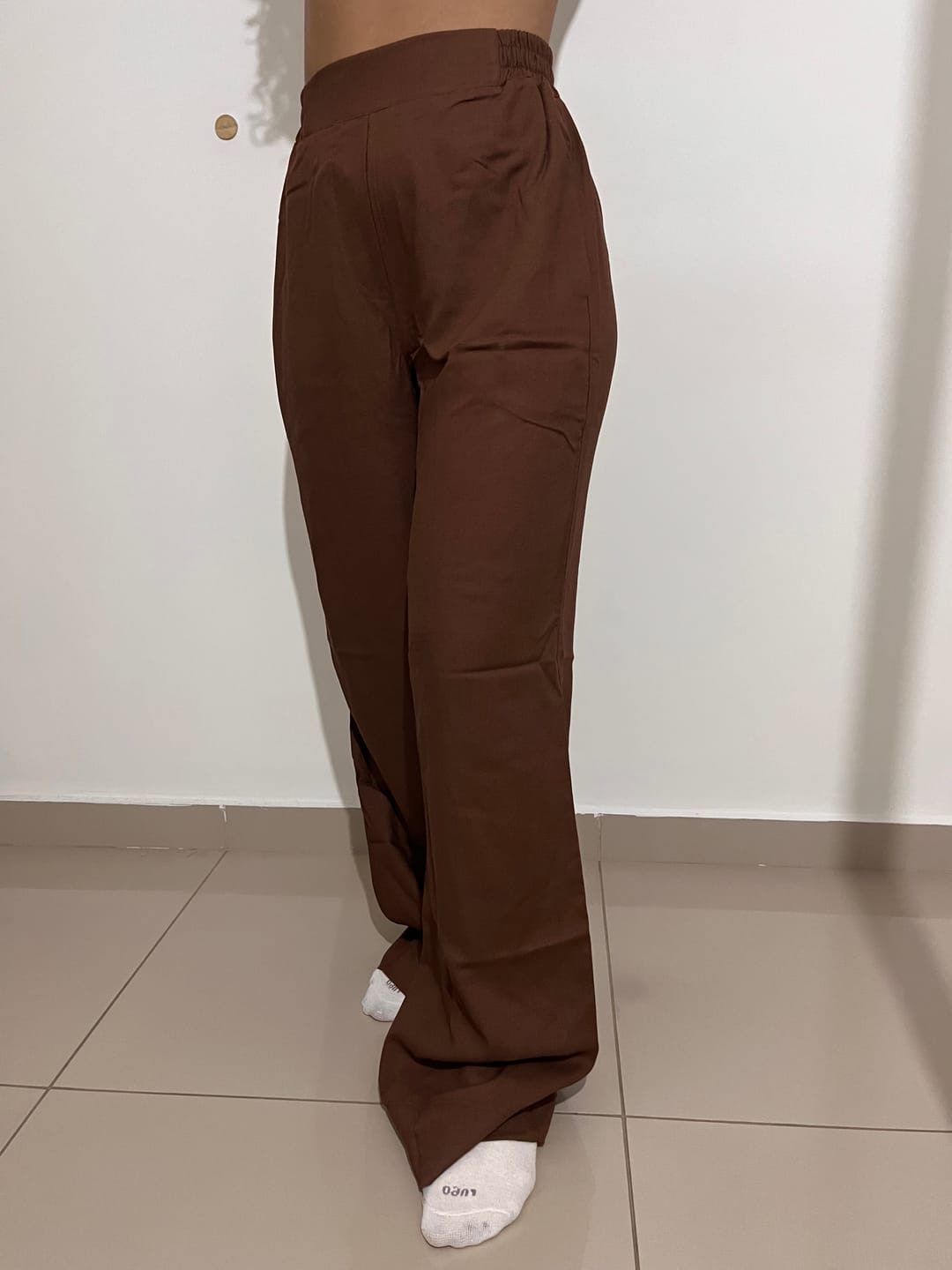 Customer photo review of Calça Reta Petúnia Marrom Escuro