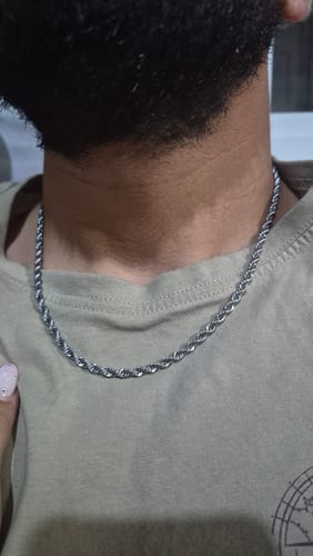 Primer plano de un cliente usando la brillante Cadena Rope de 4 mm alrededor de su cuello.