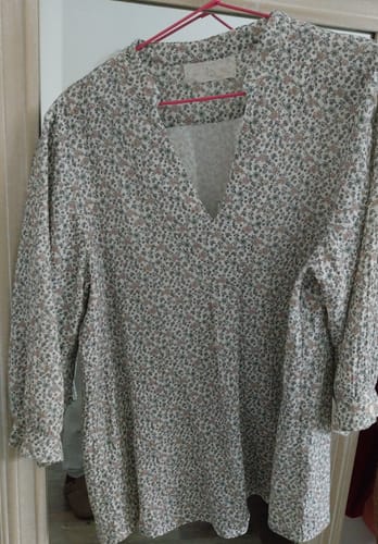 Photo d'une cliente de la blouse Isabeau en gaze de coton avec un imprimé fleuri.