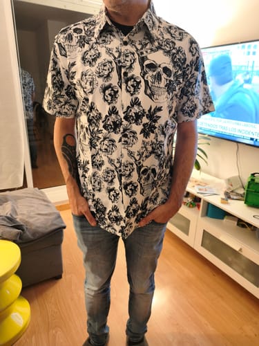 Customer photo review of Chemise noire à manches courtes pour hommes, imprimé tête de mort florale, couronne Punk Rock