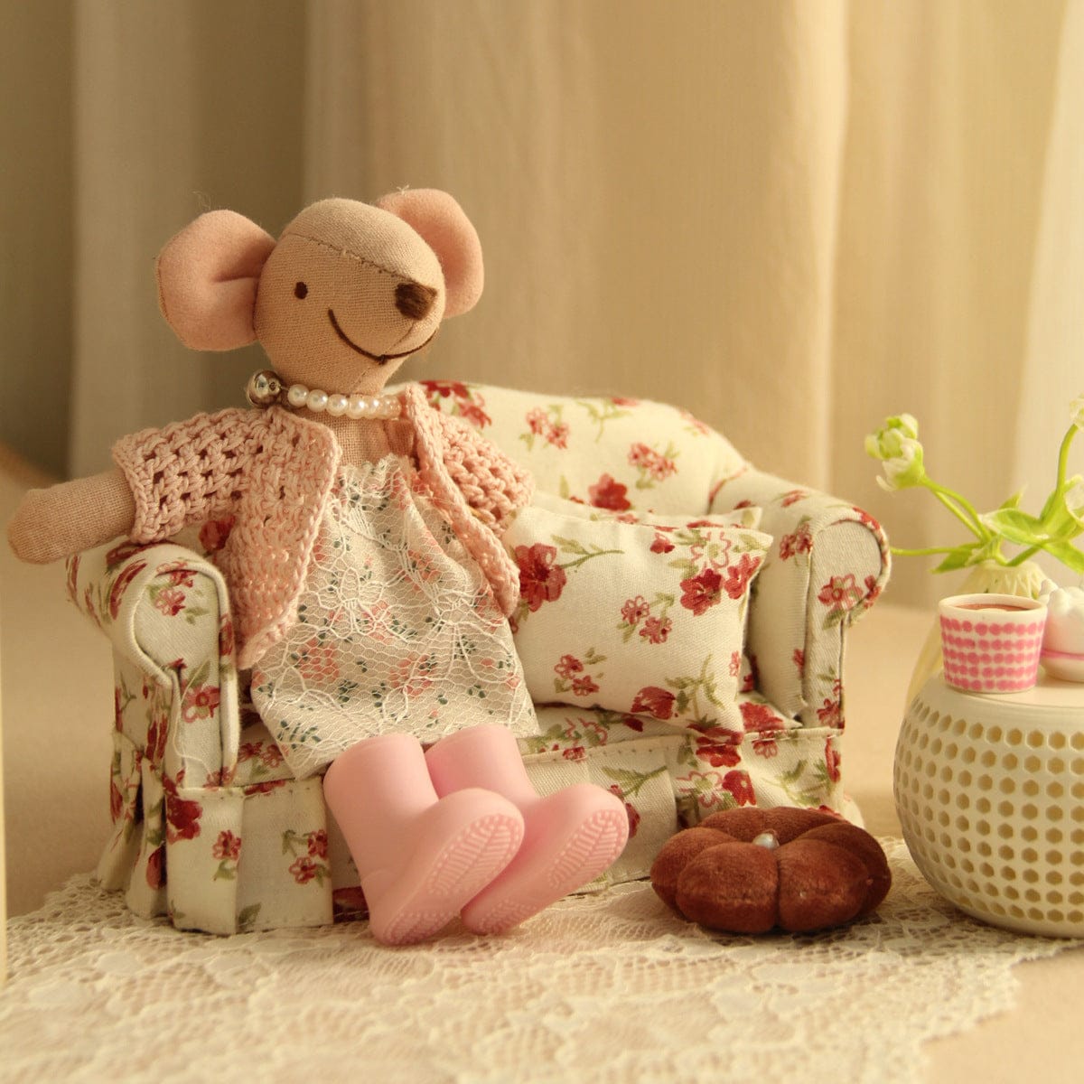Customer photo review of Vintage Floral 2-Seater Sofa with Pink Floral Pillow – 1:12 Scale Dollhouse Furniture